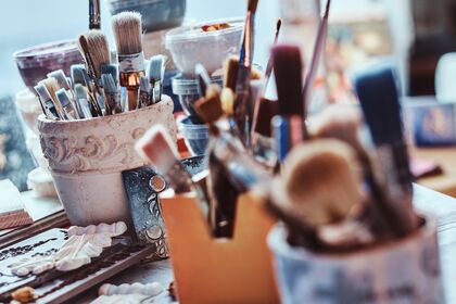 Pinsel auf einen Arbeitsplatz