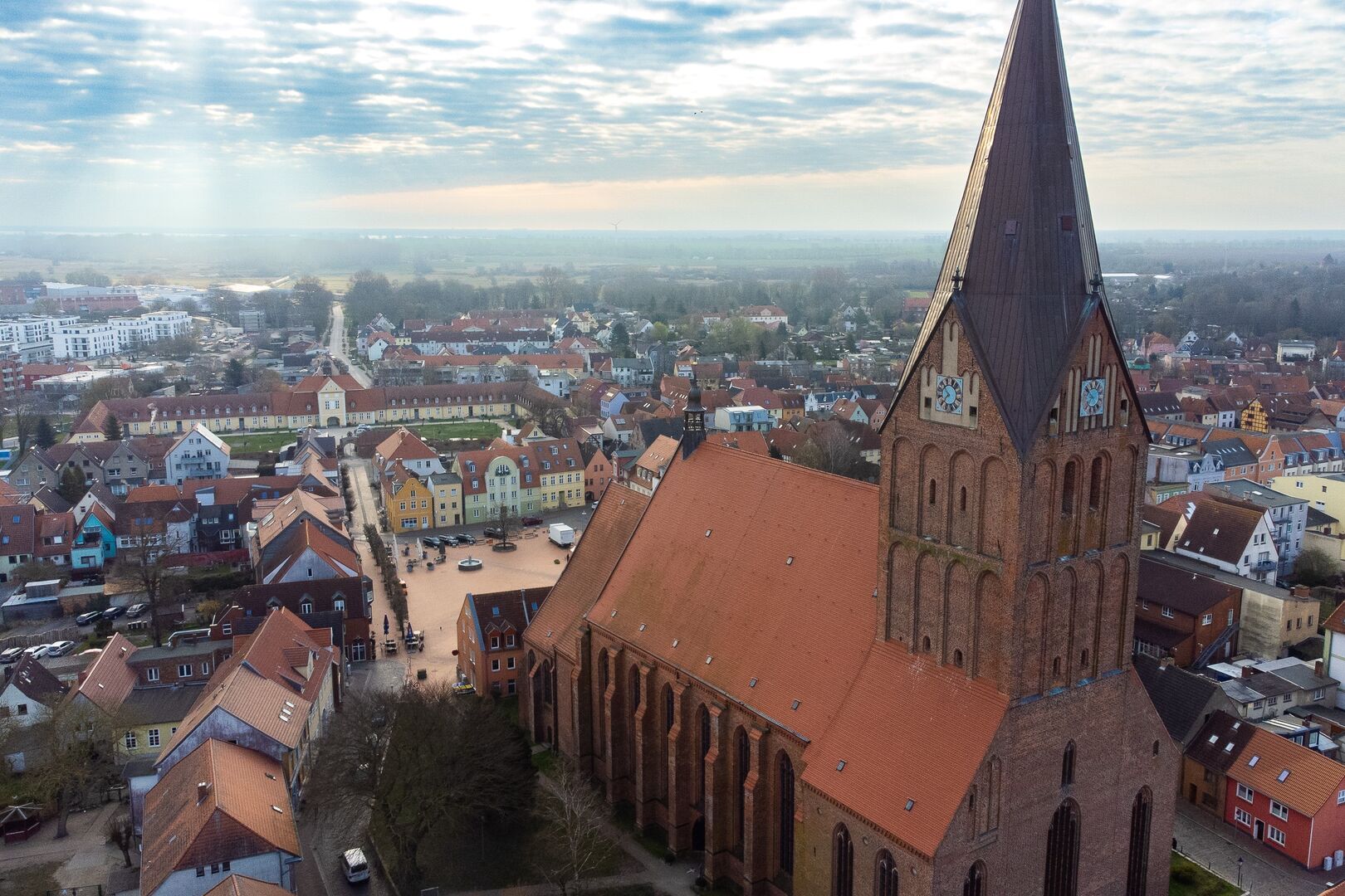 Drohnenaufnahme der Barther Kirche. Dahinter ist der Marktplatz erkennbar und die Altstadt